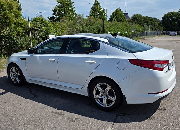 Kia Optima 2 of 17