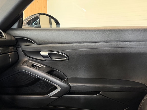 Porsche 718 Cayman 26 of 30