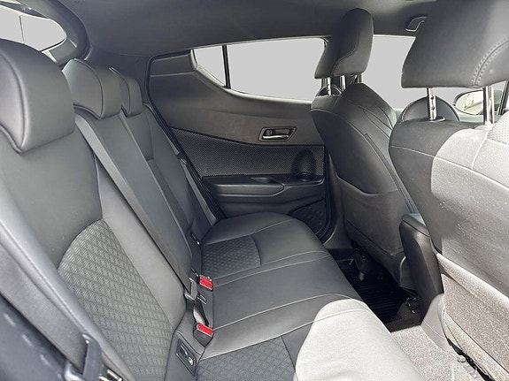 Toyota C-HR 7 of 12