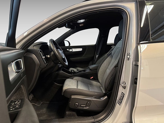 Volvo XC40 8 of 11