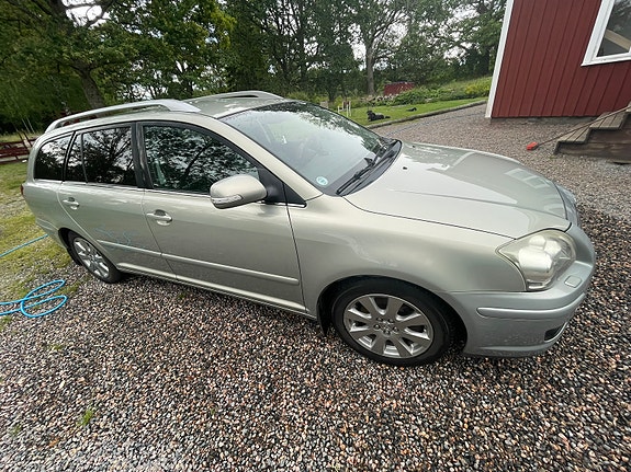 Toyota Avensis 2 of 8