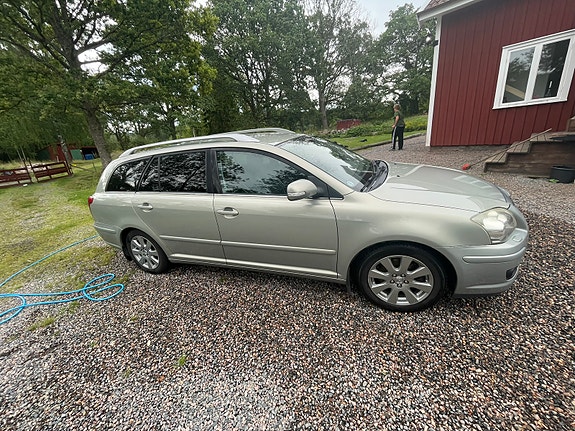 Toyota Avensis 5 of 8