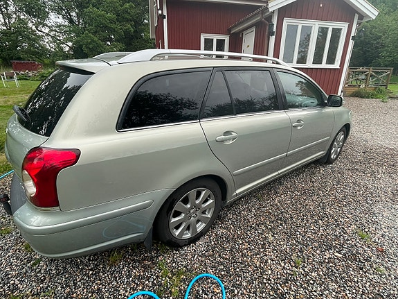 Toyota Avensis 4 of 8