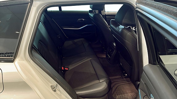BMW 330e 5 of 9