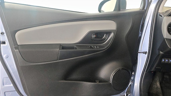 Toyota Yaris 11 of 15