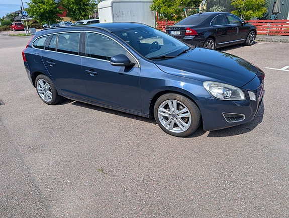 Volvo V60 2 of 8