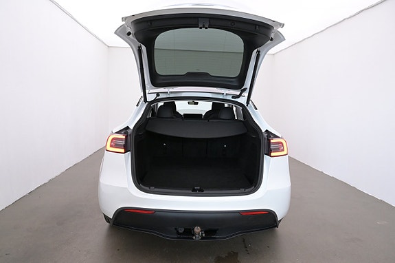 Tesla Model Y 22 of 27