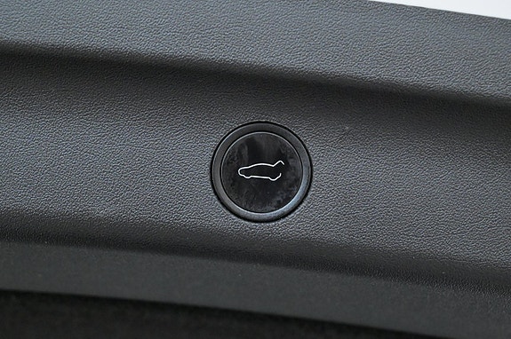 Tesla Model Y 23 of 27