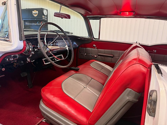 Pontiac Chieftain 8 of 18