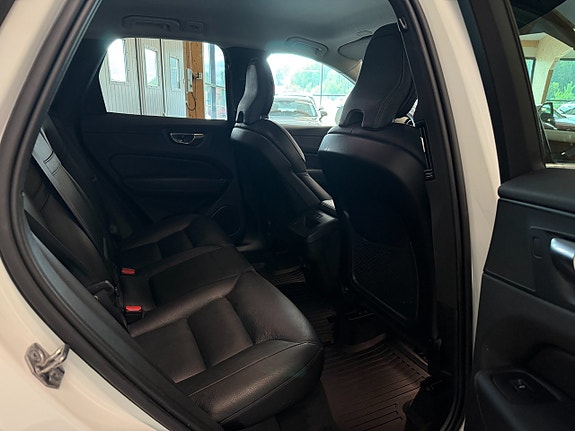 Volvo XC60 10 of 27