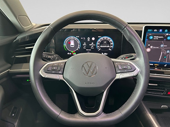 Volkswagen Passat 12 of 19