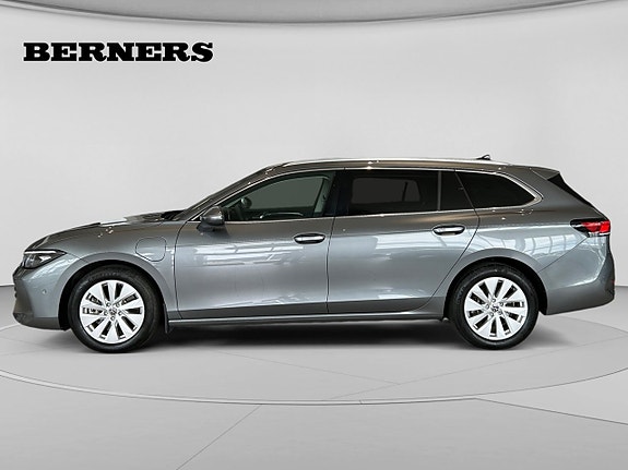 Volkswagen Passat 2 of 19