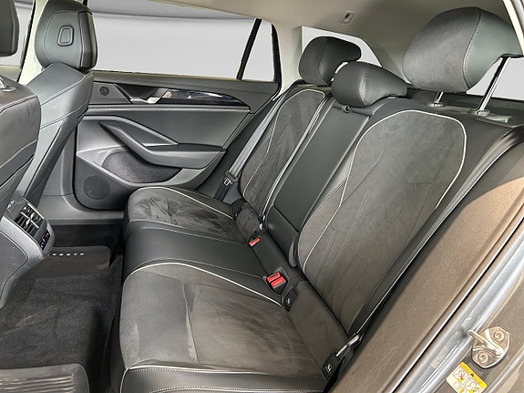 Volkswagen Passat 13 of 19