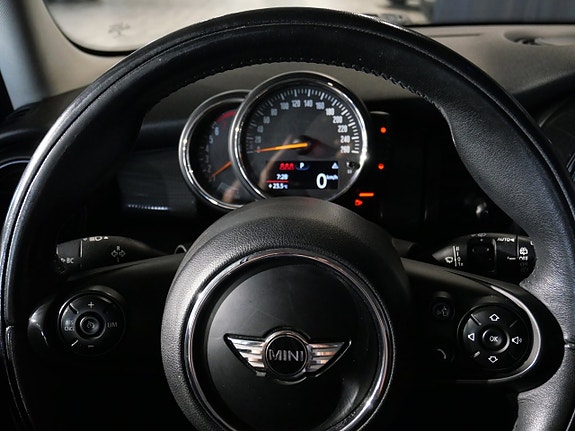 MINI Cooper 15 of 17