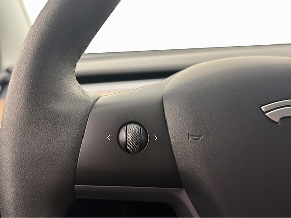 Tesla Model Y 17 of 30