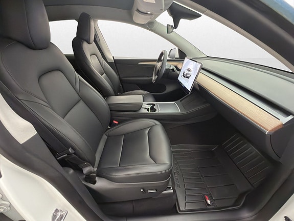 Tesla Model Y 27 of 30