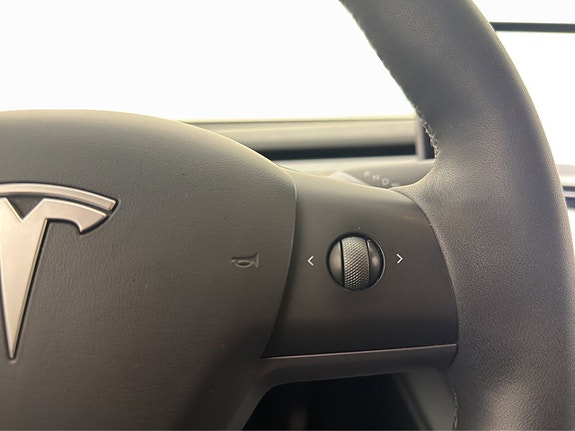 Tesla Model Y 18 of 30
