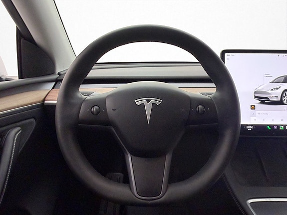 Tesla Model Y 16 of 30