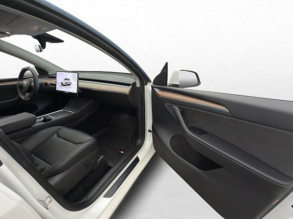 Tesla Model Y 28 of 30