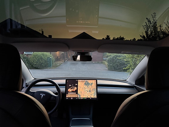Tesla Model 3 5 of 7