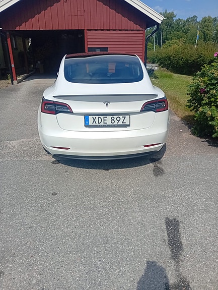 Tesla Model 3 4 of 7
