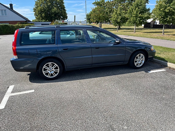 Volvo V70 2 of 5