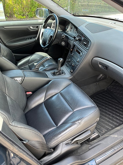 Volvo V70 3 of 5