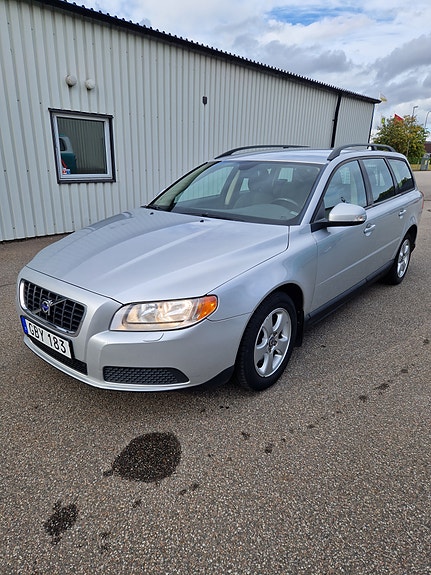 Volvo V70 2 of 13