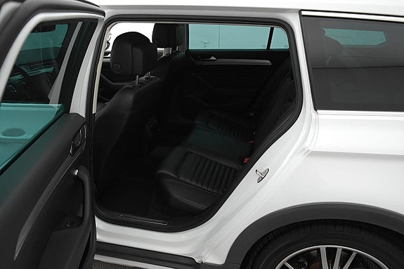 Volkswagen Passat Alltrack 22 of 25
