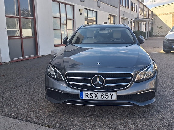 Mercedes-Benz E300 de 3 of 19