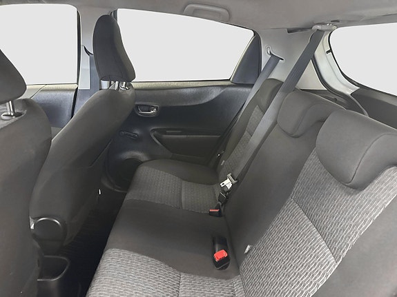 Toyota Yaris 8 of 12