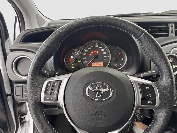 Toyota Yaris 10 of 12