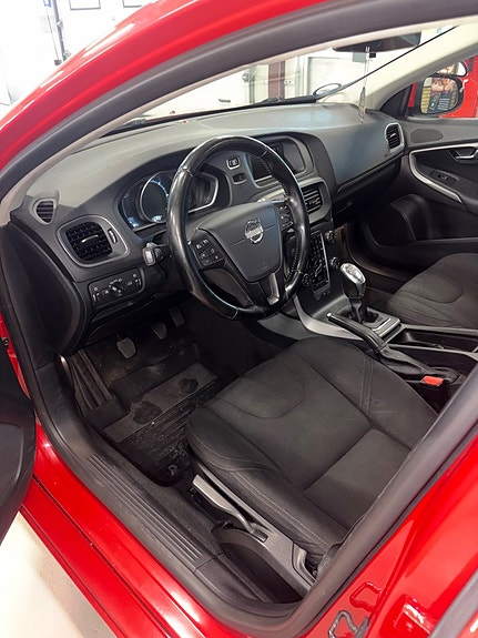 Volvo V40 2 of 8