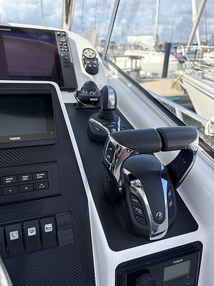 Beason 800 WA – 2023 | 2x Yamaha F200, Helm Master EX & endast ca 100 gångtimmar 6 of 14