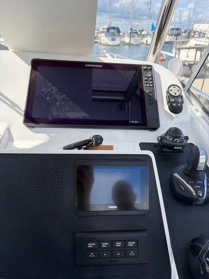 Beason 800 WA – 2023 | 2x Yamaha F200, Helm Master EX & endast ca 100 gångtimmar 12 of 14