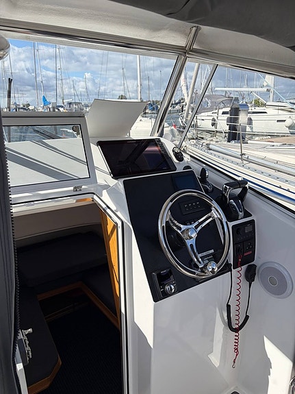 Beason 800 WA – 2023 | 2x Yamaha F200, Helm Master EX & endast ca 100 gångtimmar 5 of 14