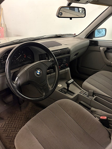 BMW 520i 4 of 5