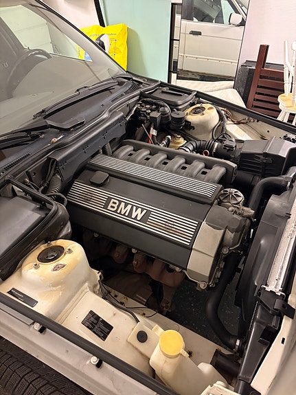 BMW 520i 3 of 5