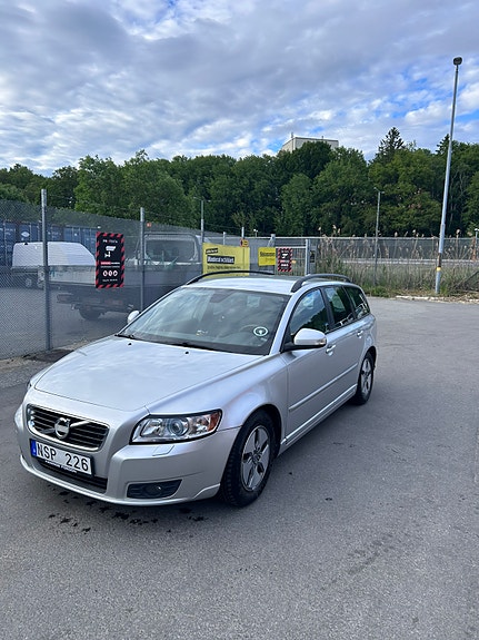 Volvo V50 2 of 16
