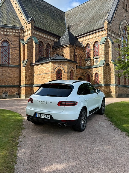 Porsche Macan S 6 of 9