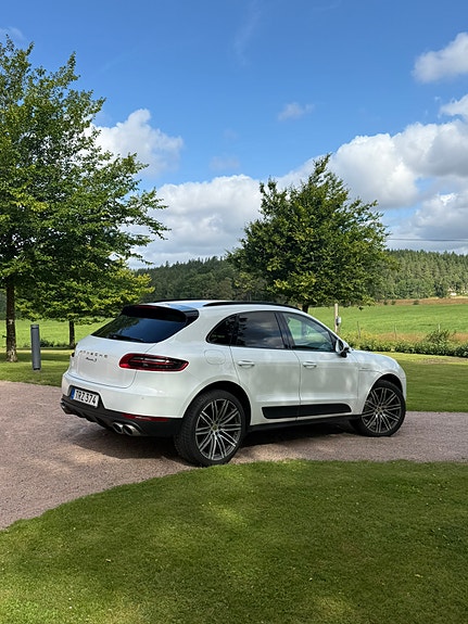 Porsche Macan S 5 of 9