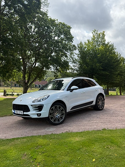 Porsche Macan S 2 of 9