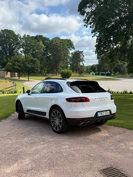 Porsche Macan S 3 of 9