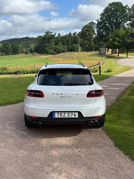 Porsche Macan S 4 of 9