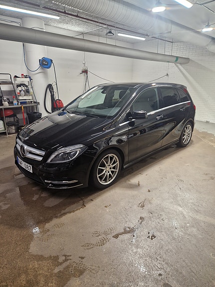 Mercedes-Benz B180 2 of 12