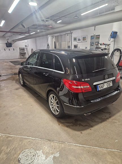 Mercedes-Benz B180 4 of 12
