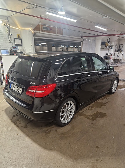 Mercedes-Benz B180 3 of 12
