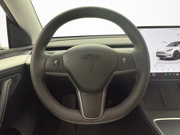 Tesla Model Y 17 of 30