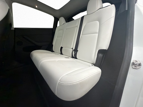 Tesla Model Y 27 of 30
