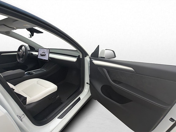 Tesla Model Y 29 of 30